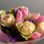 Букет из 12 ярко-розовых тюльпанов, 15 нежно-розовых кенийских роз 40 см., 3 ветки яркой статицы